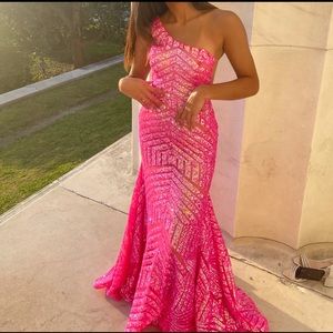 Hi! I’m selling my Jovani prom dress!